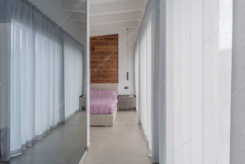 Camera da letto della villa Diosma, location in stile moderno a Milano
