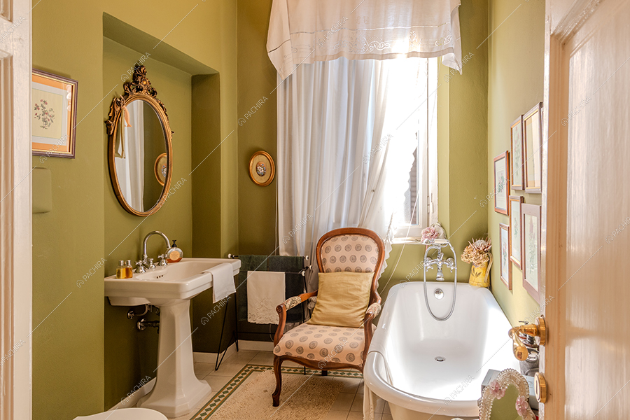 Bagno della villa Rame, location in stile classico a Milano