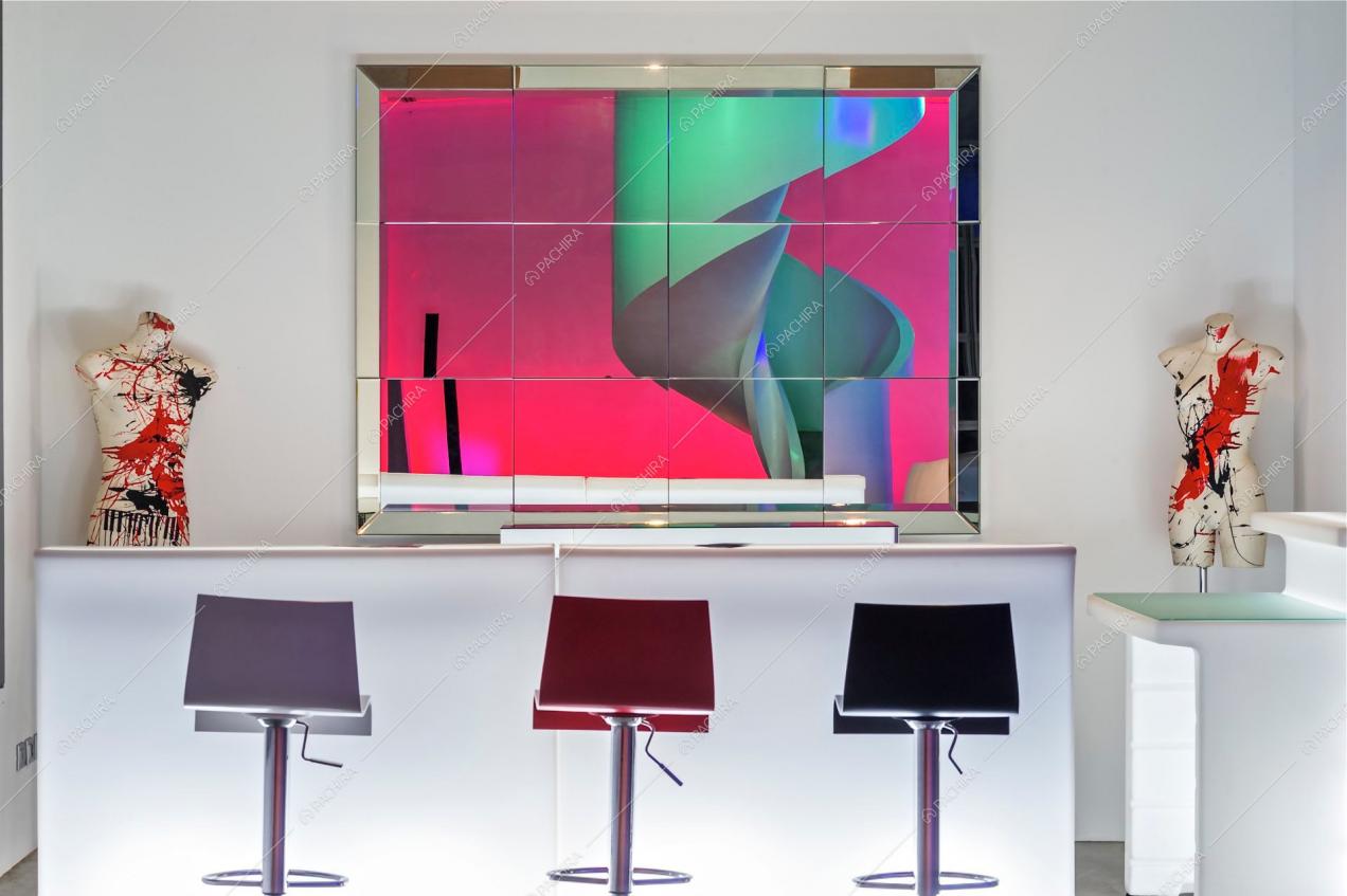 Banco bar con sgabelli e specchio