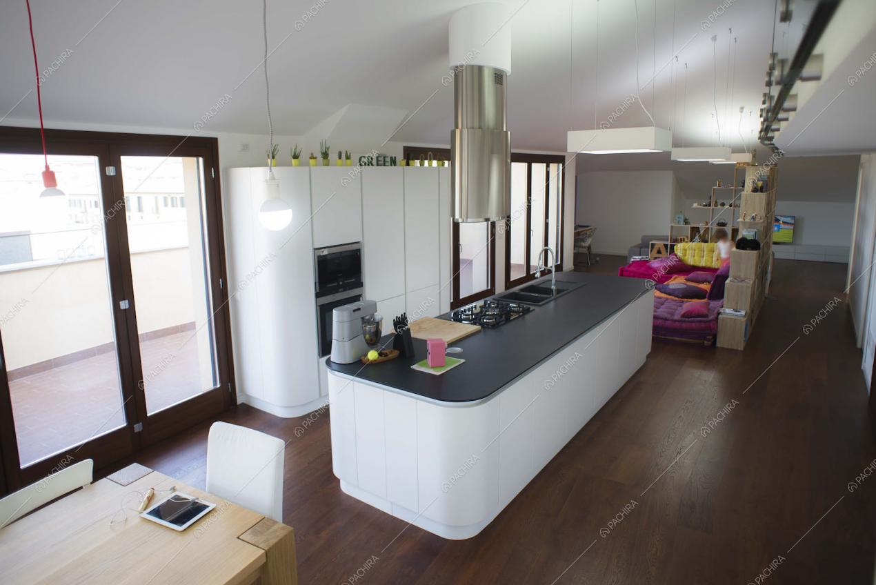 Cucina a isola con pavimento in parquet a listoni