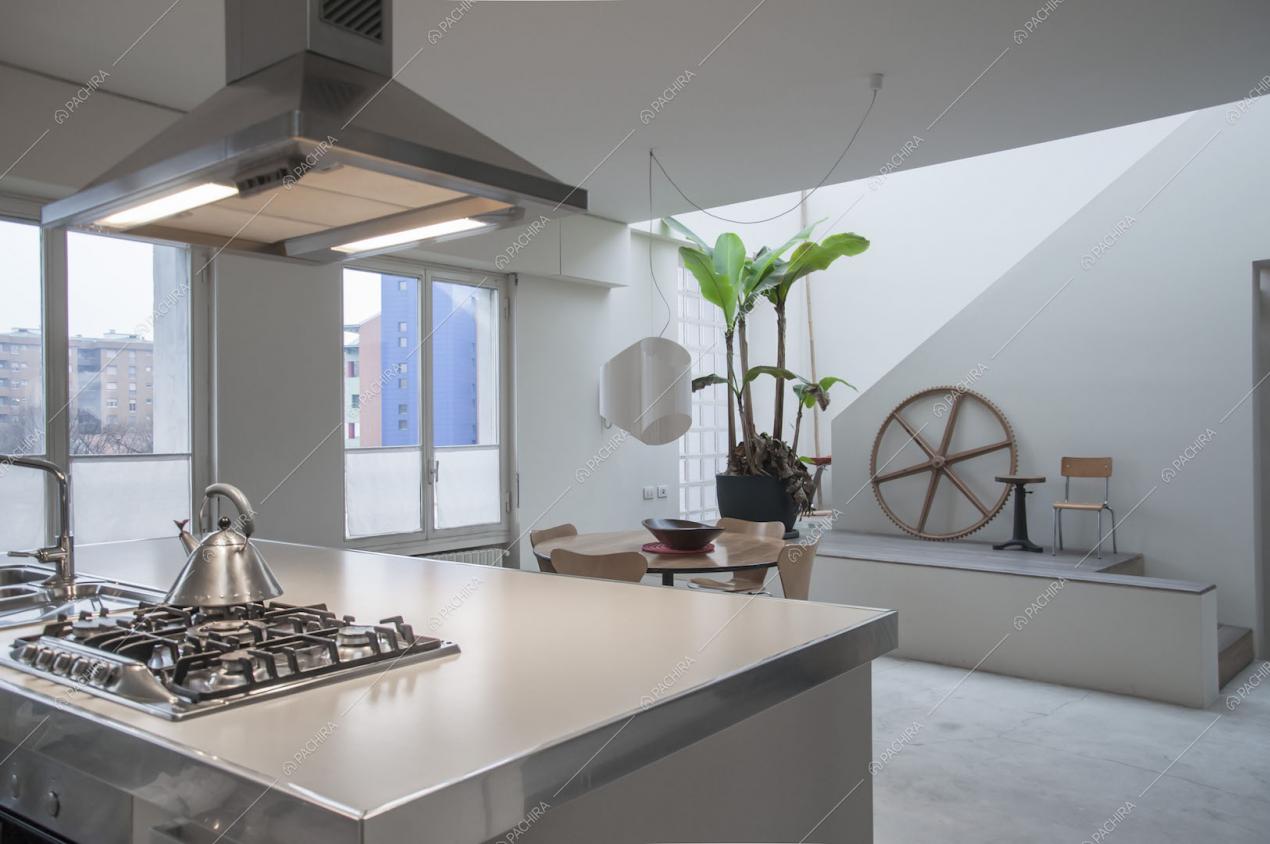 Cucina con fornelli a gas e tavolo da pranzo