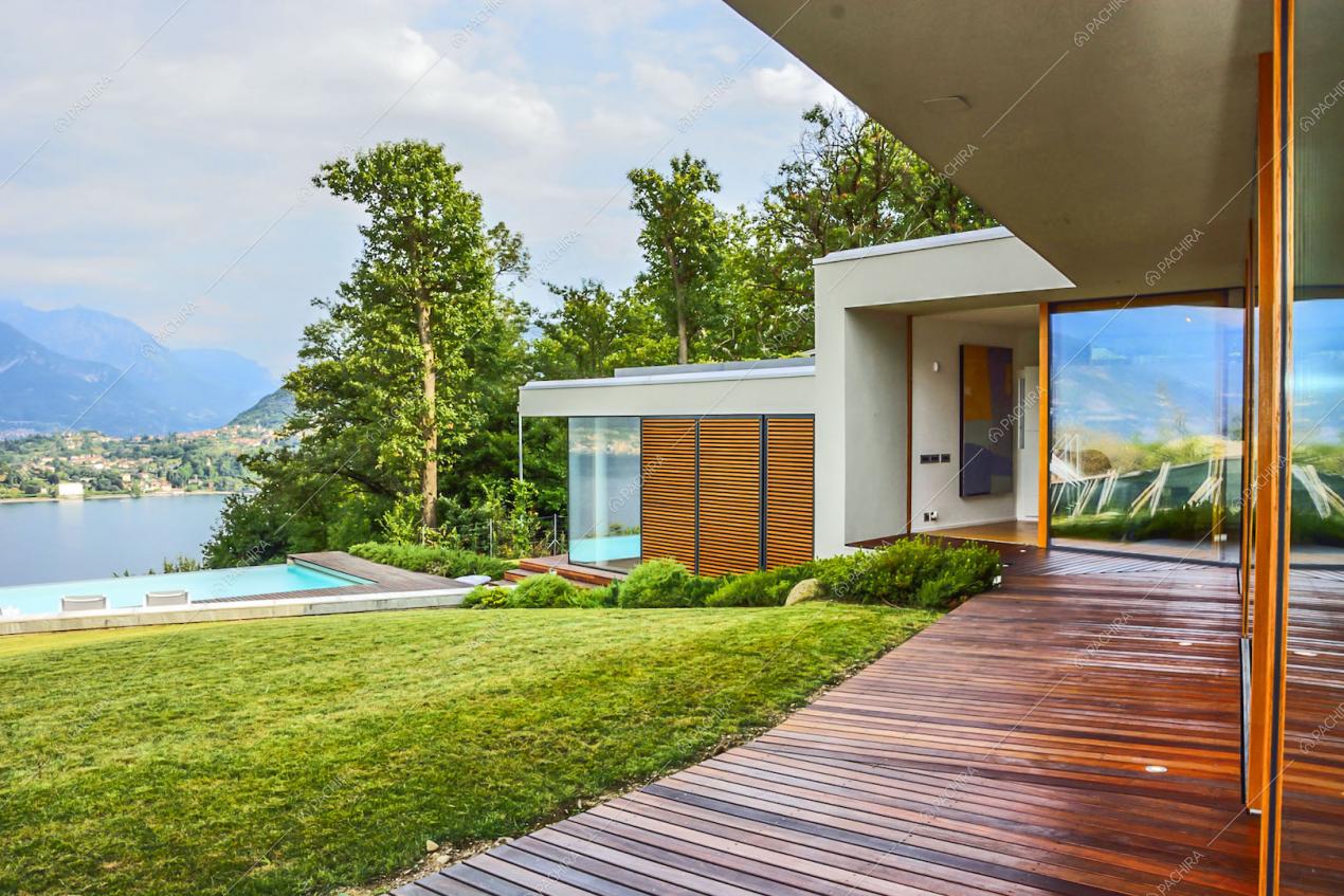 Esterno della villa, vetrate, giardino e vista panoramica