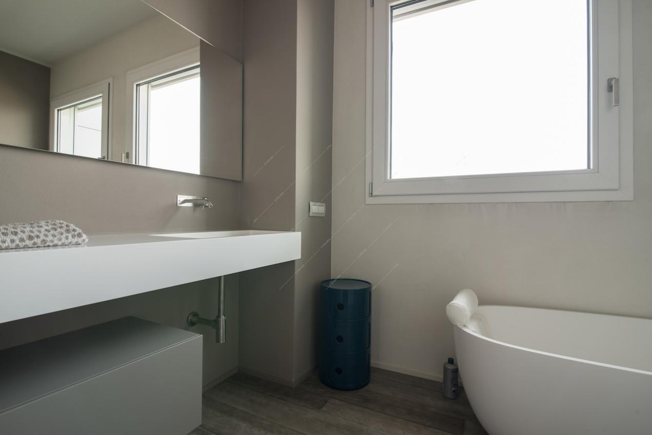 Lavandino di design e specchio rettangolare