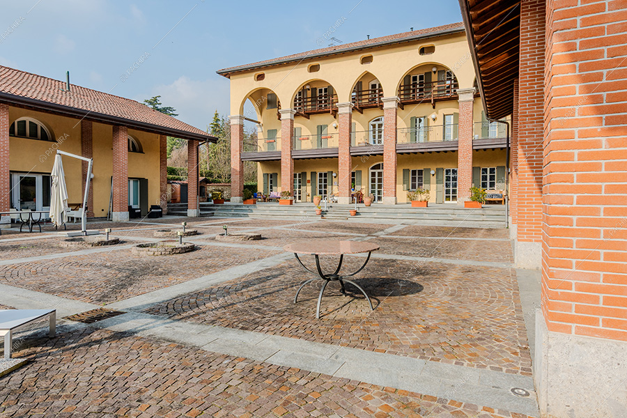 Corte della villa Quito, location in stile classico a Lecco