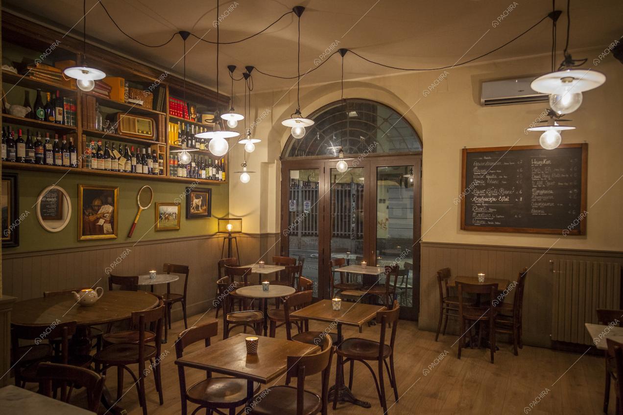 Sala interna con visuale sulla strada