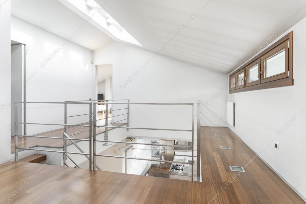 Pavimento in parquet e pareti bianche nel sottotetto