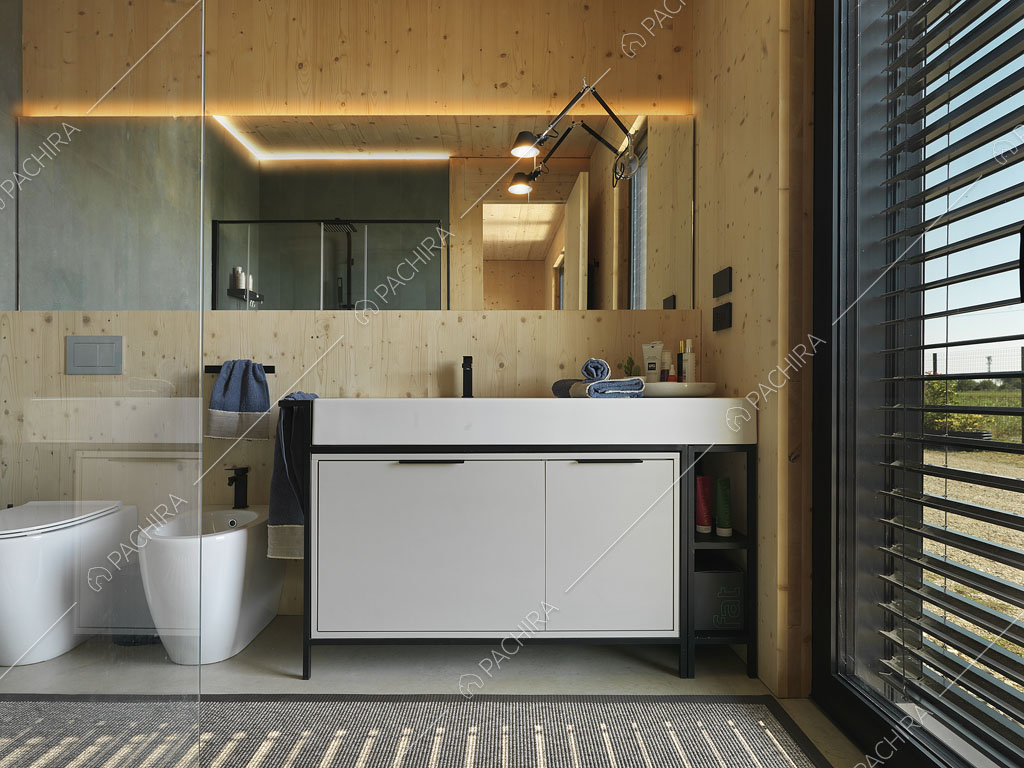 Bagno con box-doccia, lungo specchio, grande vetrata e pareti in legno