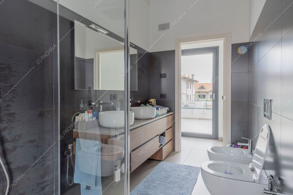 Bagno con box doccia della villa Diosma, location in stile moderno a Milano
