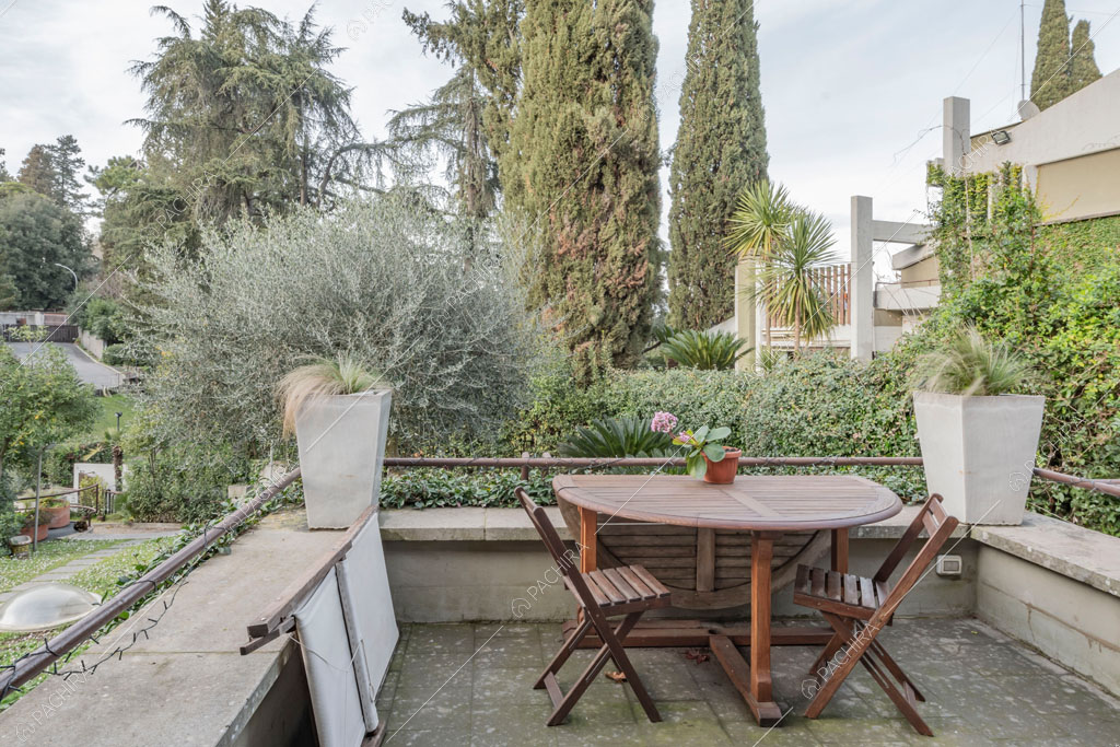 Terrazza con tavolo da pranzo della villa China, location in stile contemporaneo a Roma