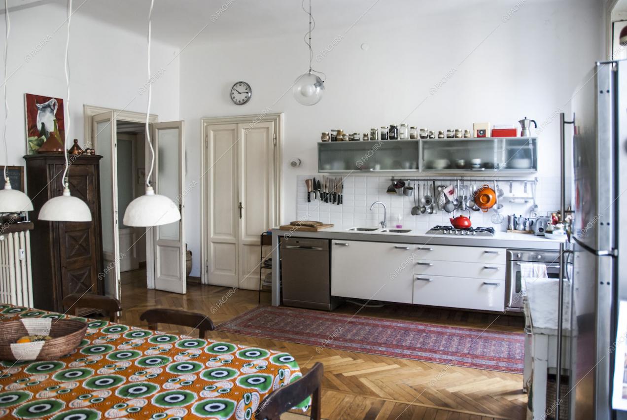Vista sulla cucina a parete e credenza sospesa