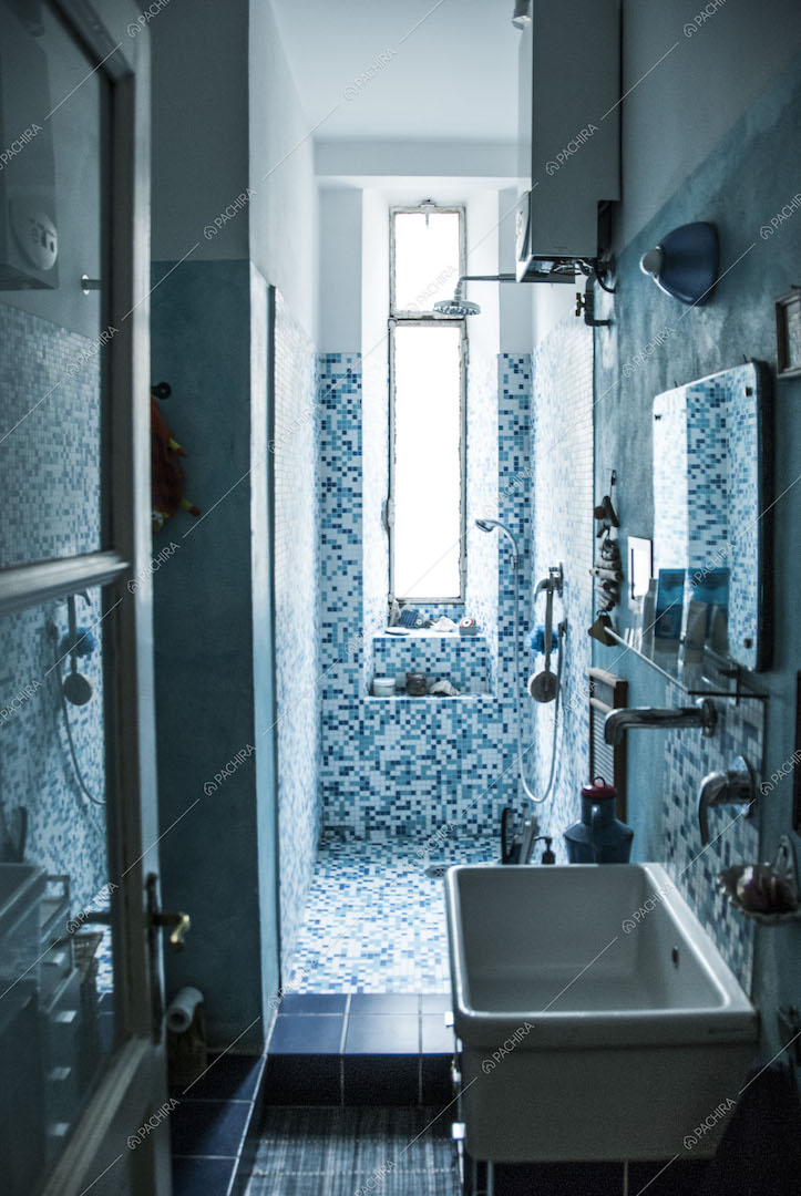 Bagno in piastrelline con sfumature di blu