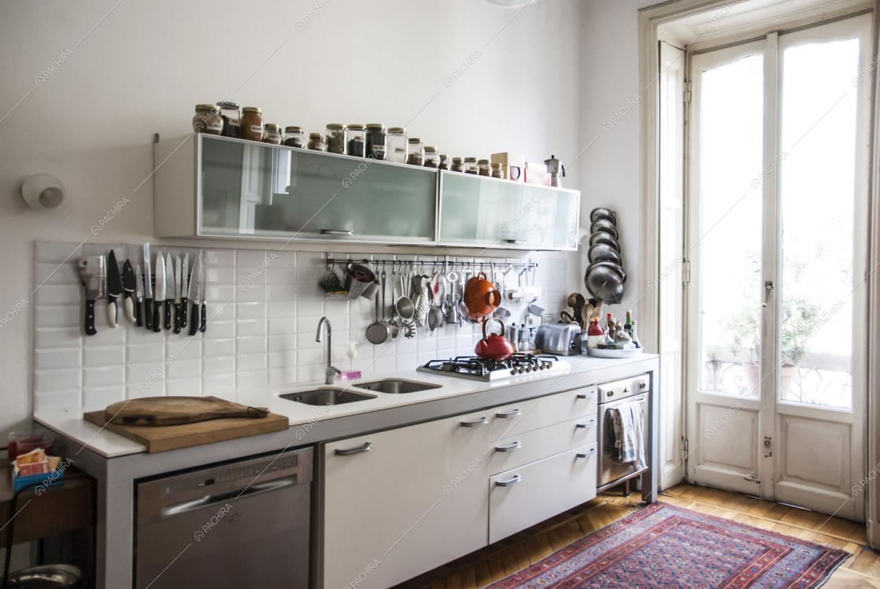 Cucina con taglieri, lavandino doppio e fornelli a gas