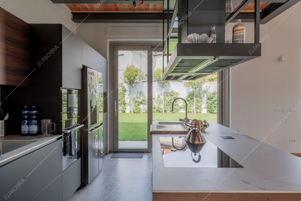 Cucina con isola e fornelli a induzione della villa Eiger, location in stile moderno a Monza