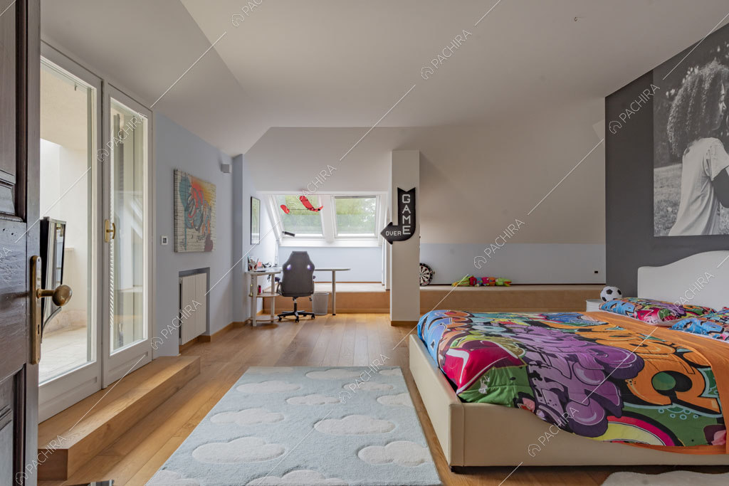 Camera da letto con pavimento in parquet della villa Bris, location in stile contemporaneo a Torino