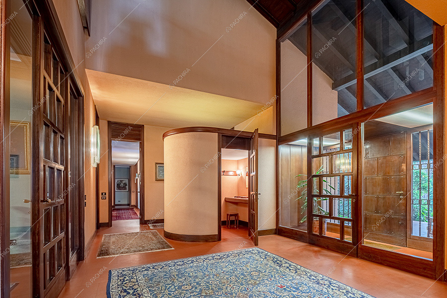 Atrio della villa Mekong, location in stile classico a Varese