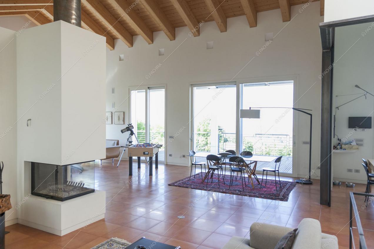Zona living con camino, tavolo da pranzo e calcetto