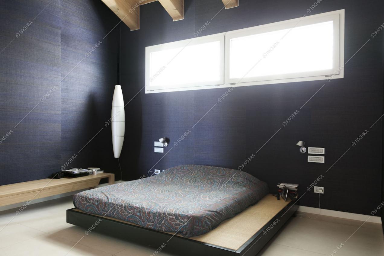 Camera da letto minimal con lampadario di design