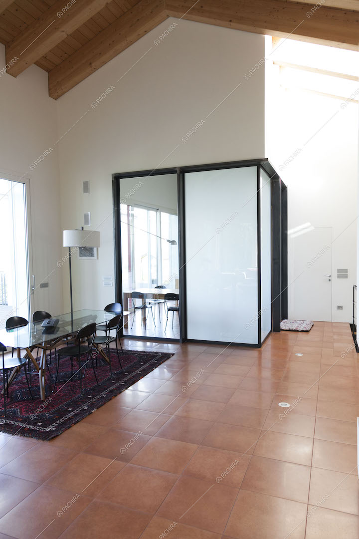 Porta in vetro che separa zona living dalla cucina