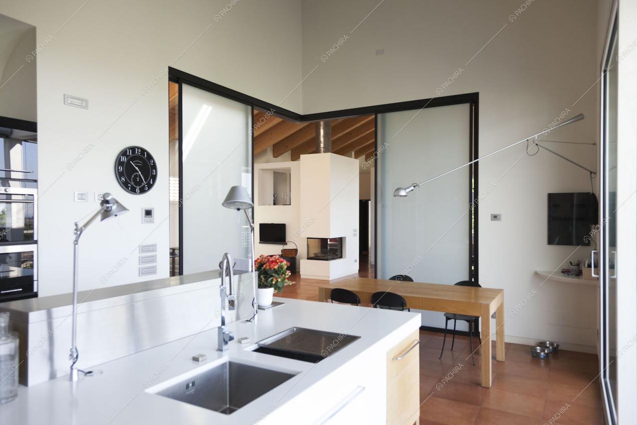 Isola e tavolo da pranzo in legno nella cucina