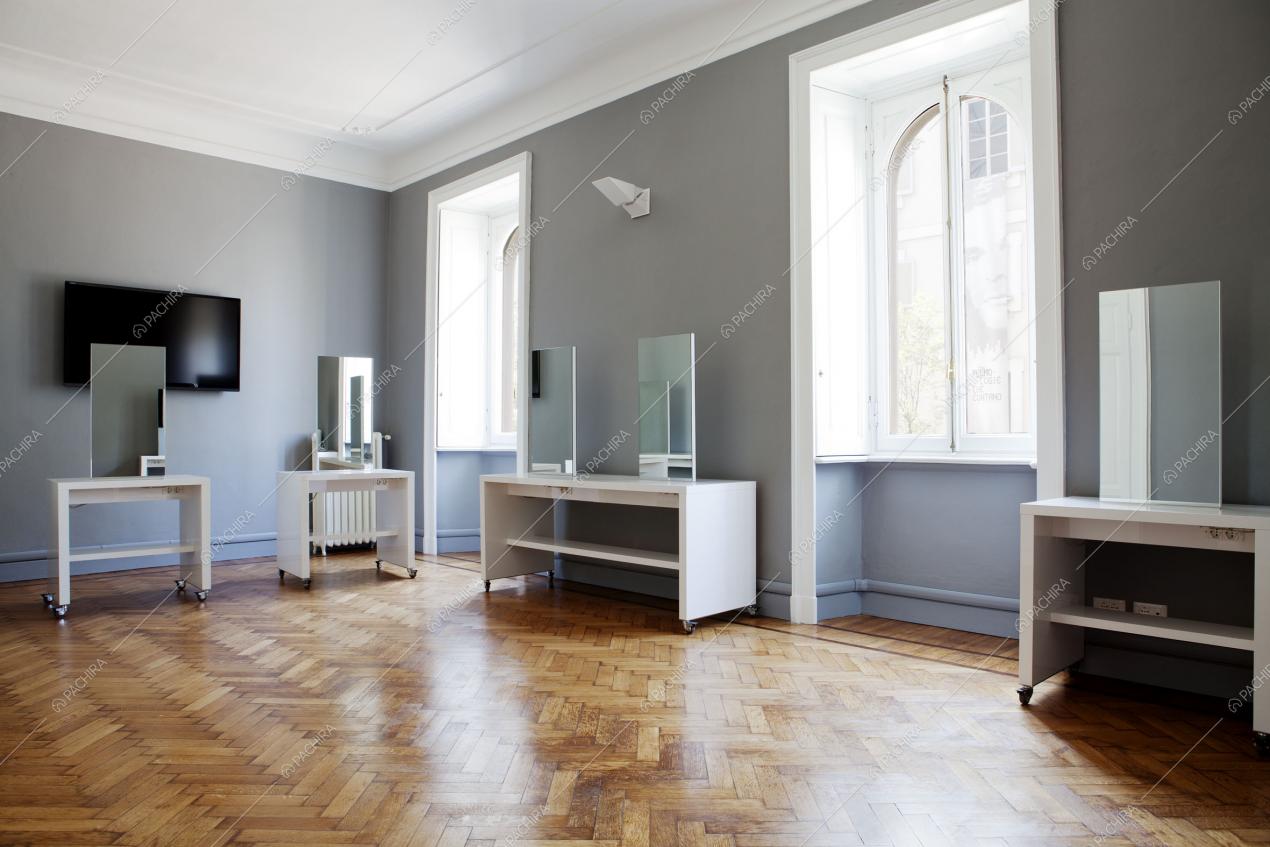 Spazio con specchiere moderne