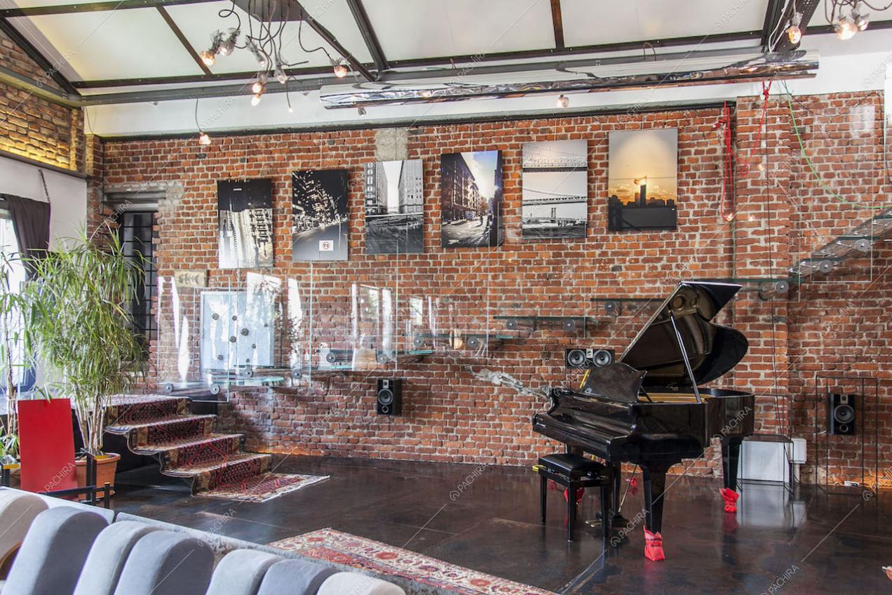 Pianoforte e scale sospese