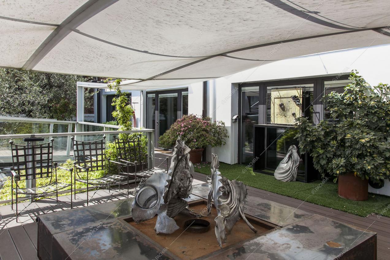 Tavolo in metallo delabré con scultura in mezzo in veranda