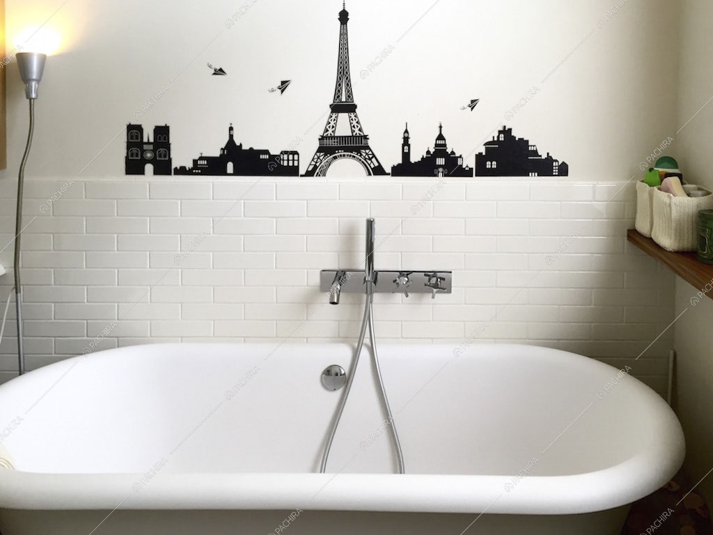 Vasca da bagno, parete con piastrelle a mattoncini bianchi