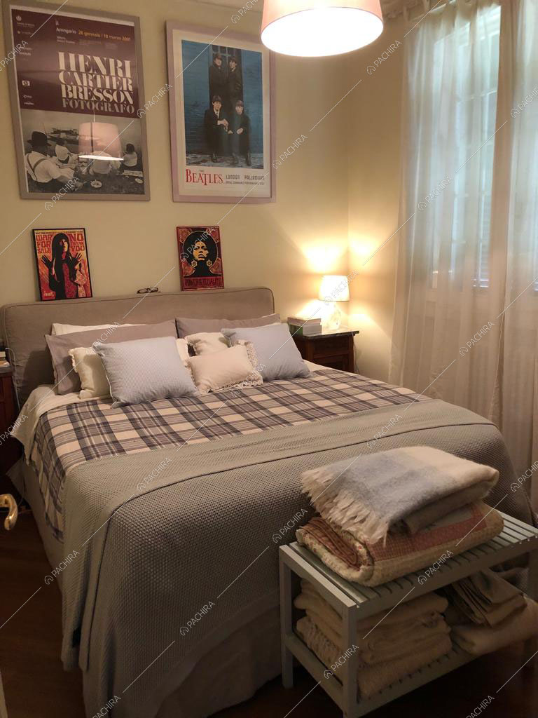 Letto a due piazze e mobiletto porta asciugamani