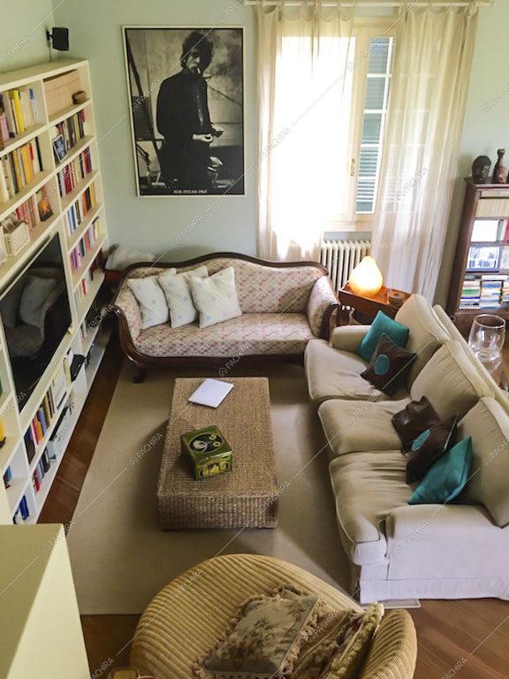 Soggiorno con divani contemporaneo e classico e tavolino