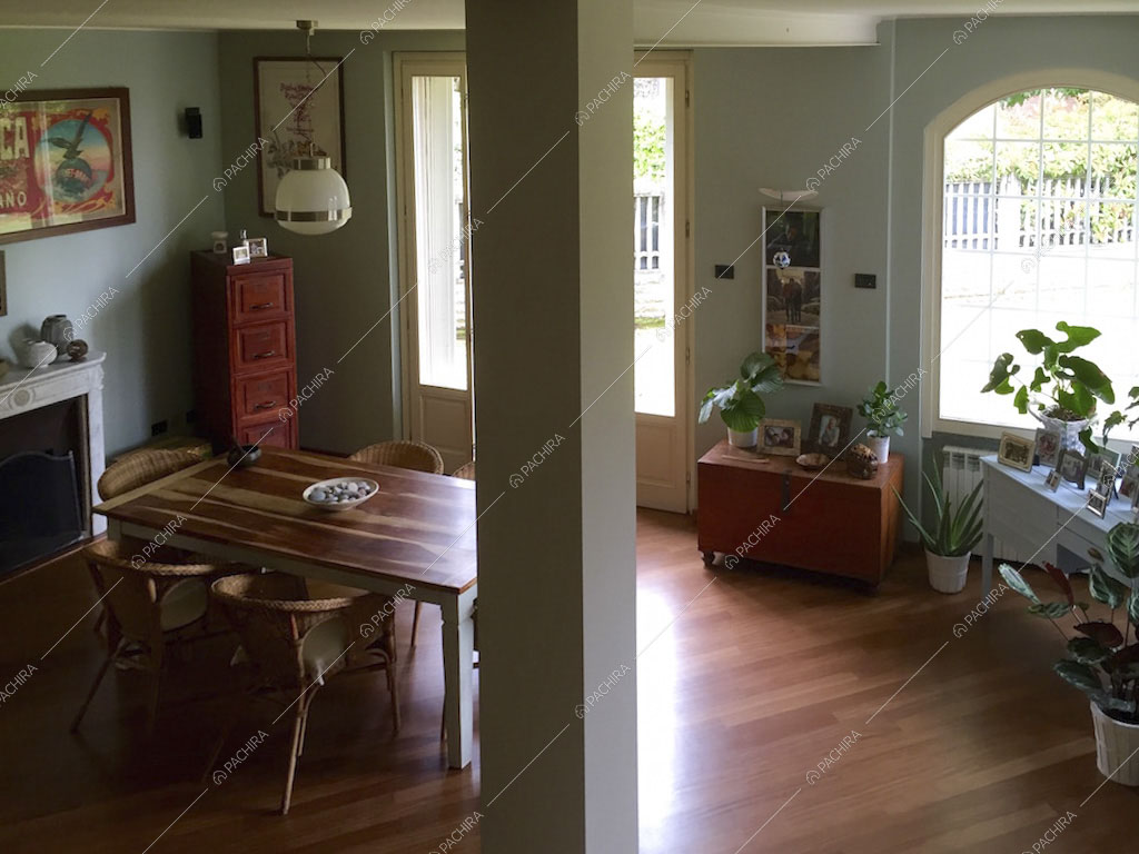 Tavolo da pranzo con pavimento in parquet e camino