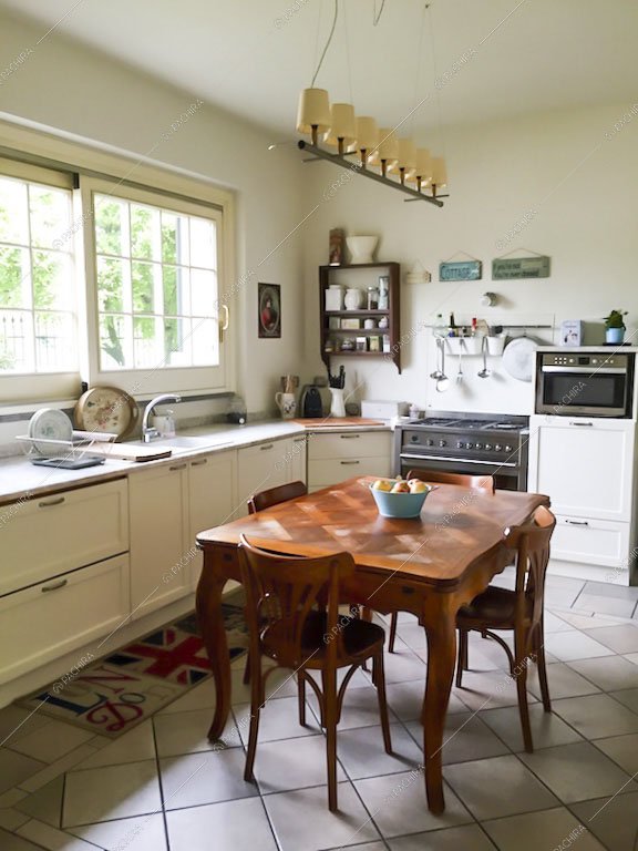 Cucina a parete con tavolo da pranzo