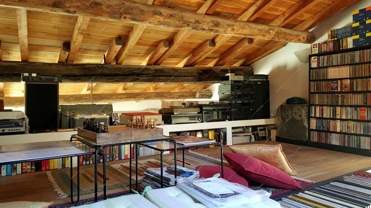 Mansarda con travi a vista e parquet