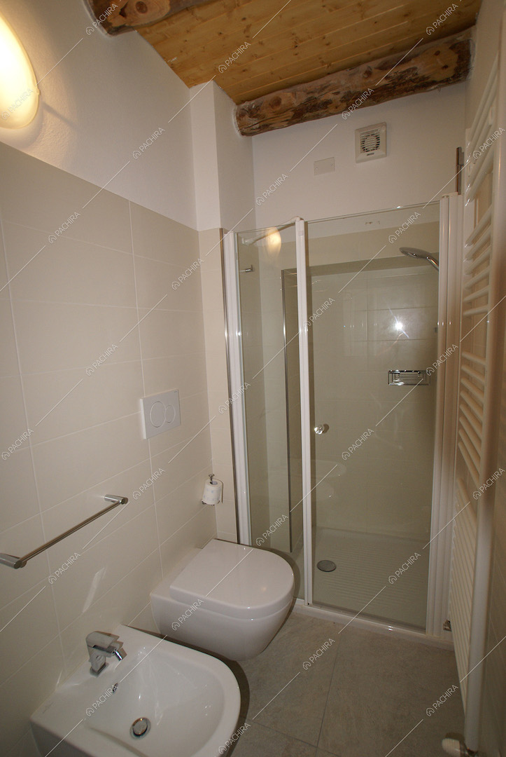Bagno bianco con cabina doccia