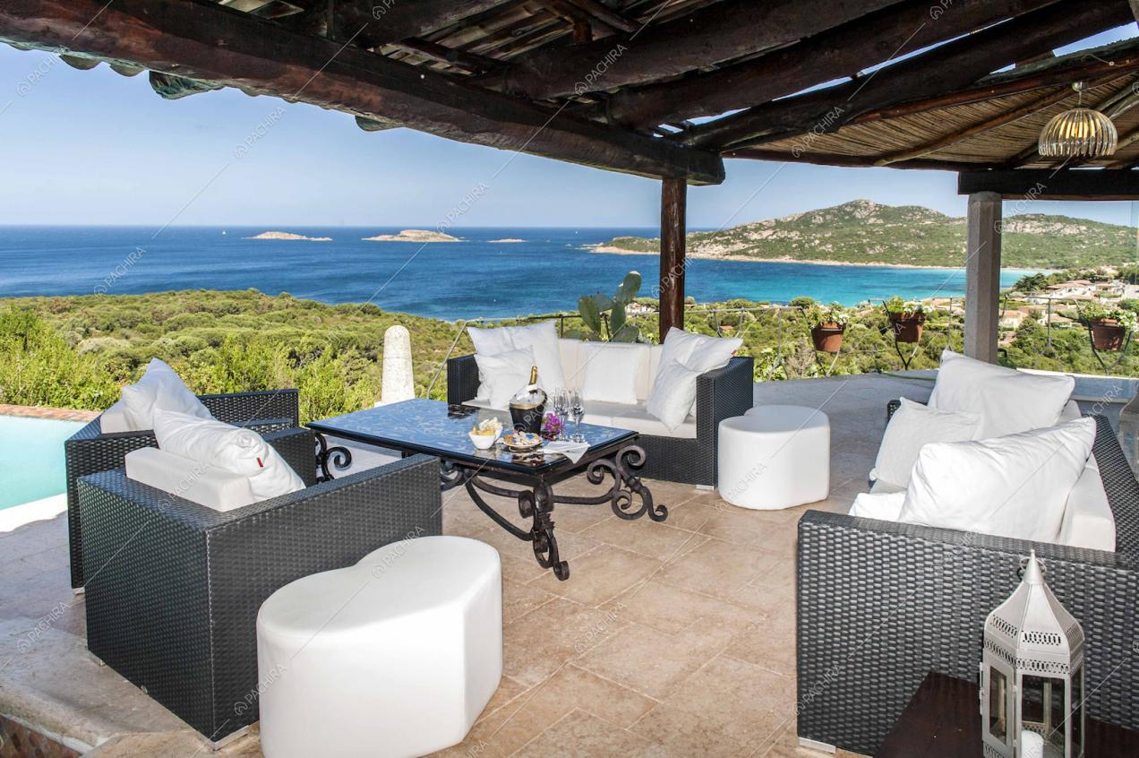 Salottino in vimini vista mare sulla terrazza