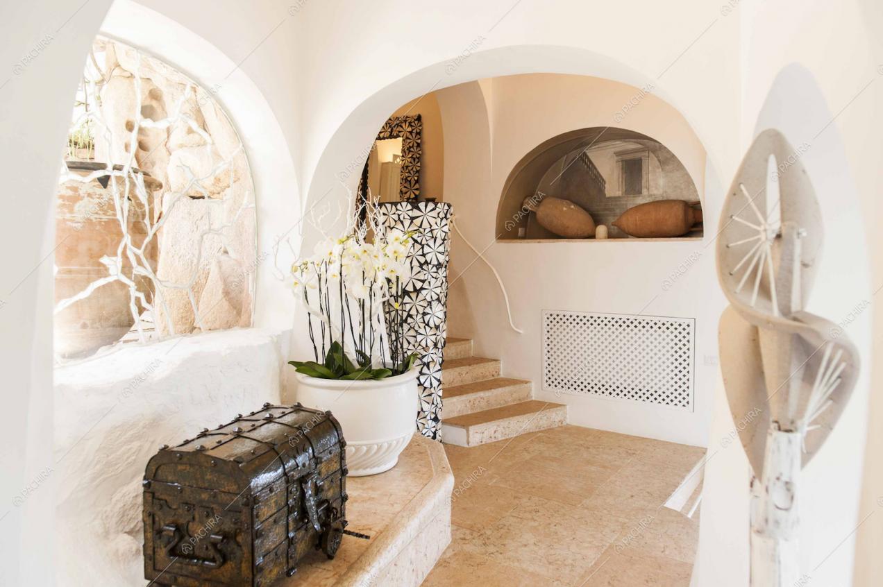Zona con scale e soffitto con archi bianchi