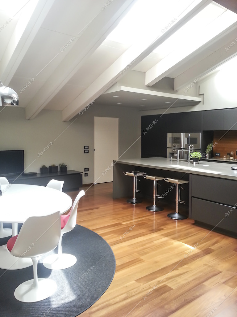 Cucina a vista e tavolo da pranzo rotondo