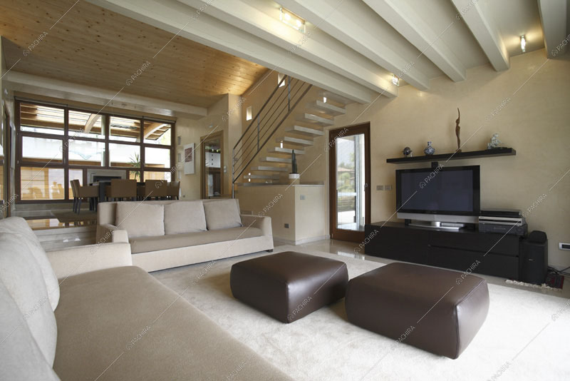 Zona living con divani con isola in pelle