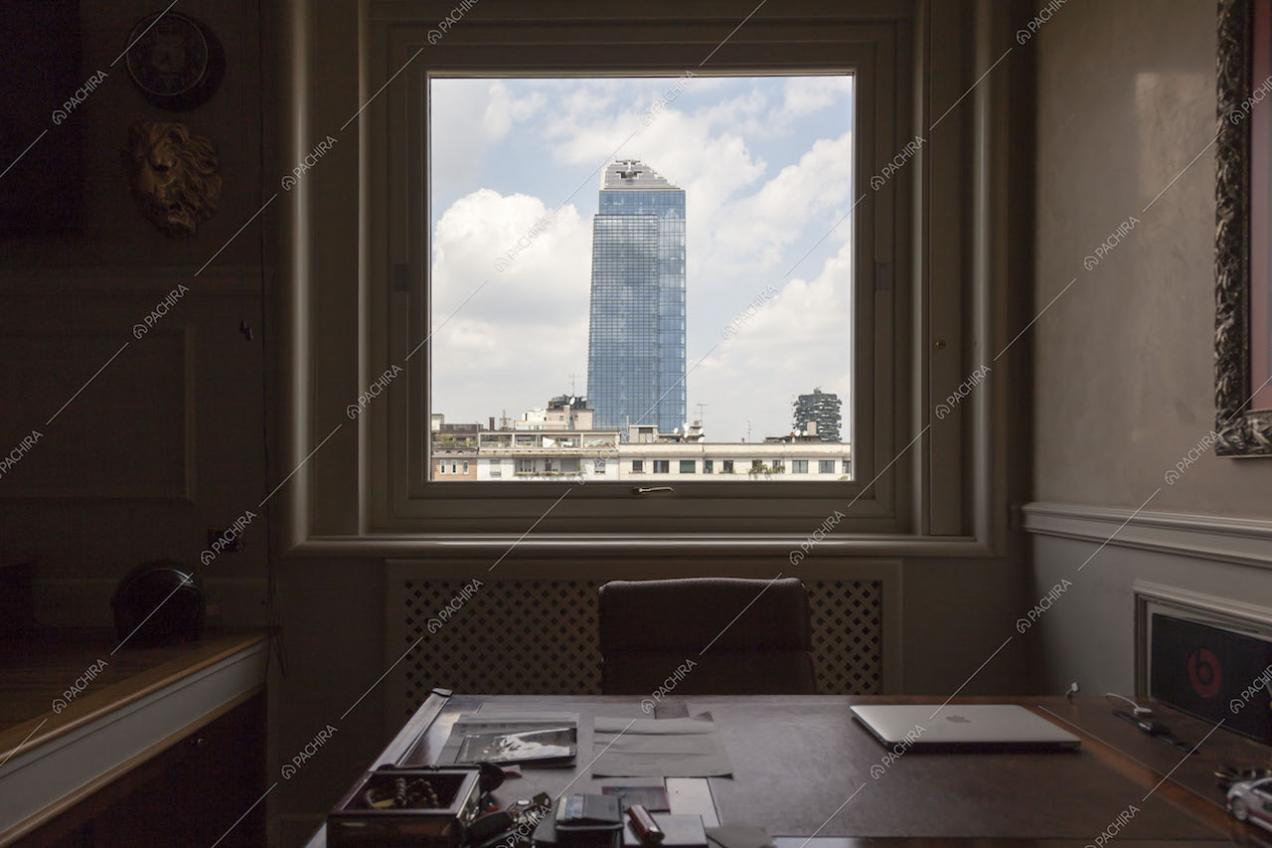 Vista su grattacielo dalla scrivania della camera da letto