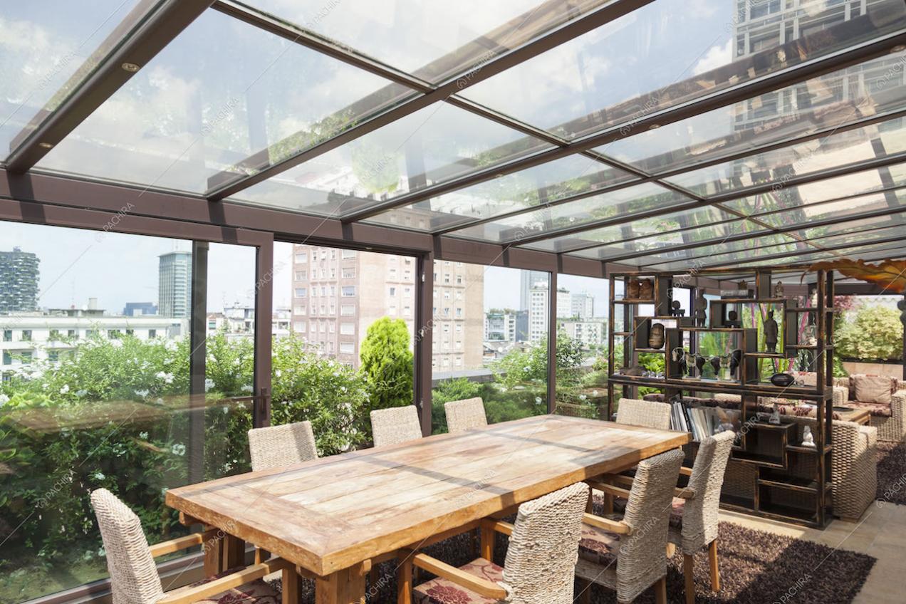 Tavolo da pranzo in legno nella veranda