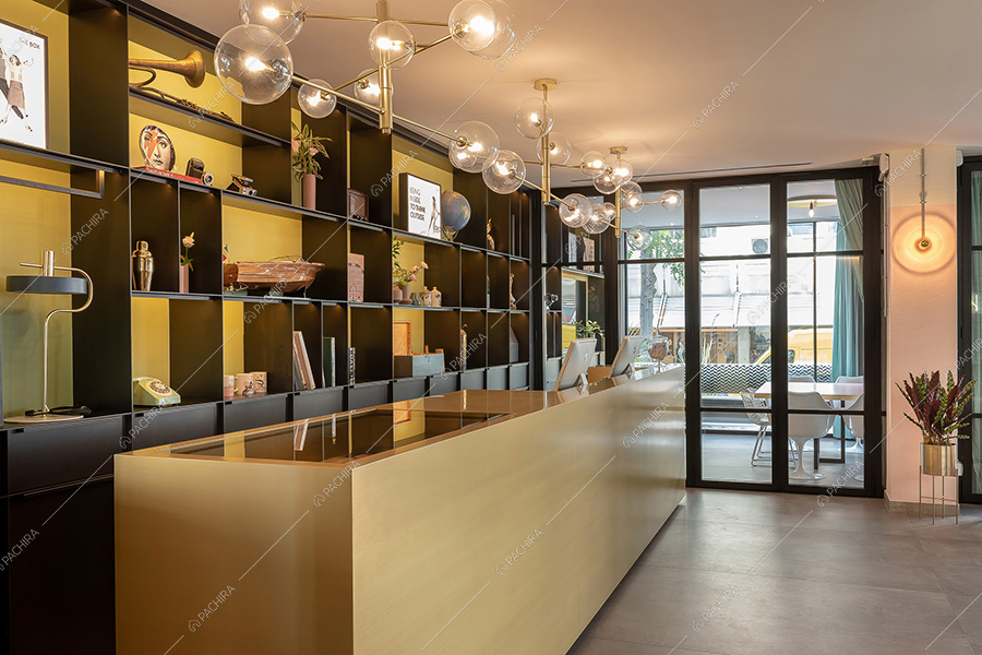 Ingresso dell'hotel Ametrino, location in stile contemporaneo a Riccione