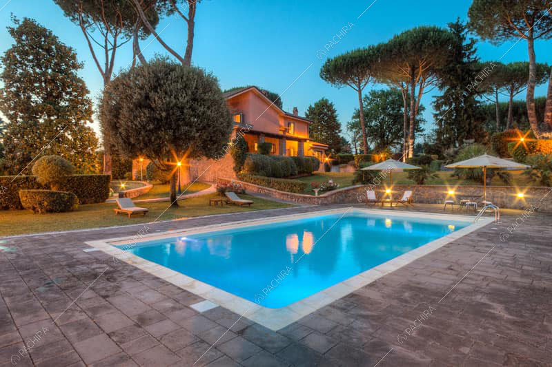 Piscina della villa Kunzite, location in stile moderno a Roma