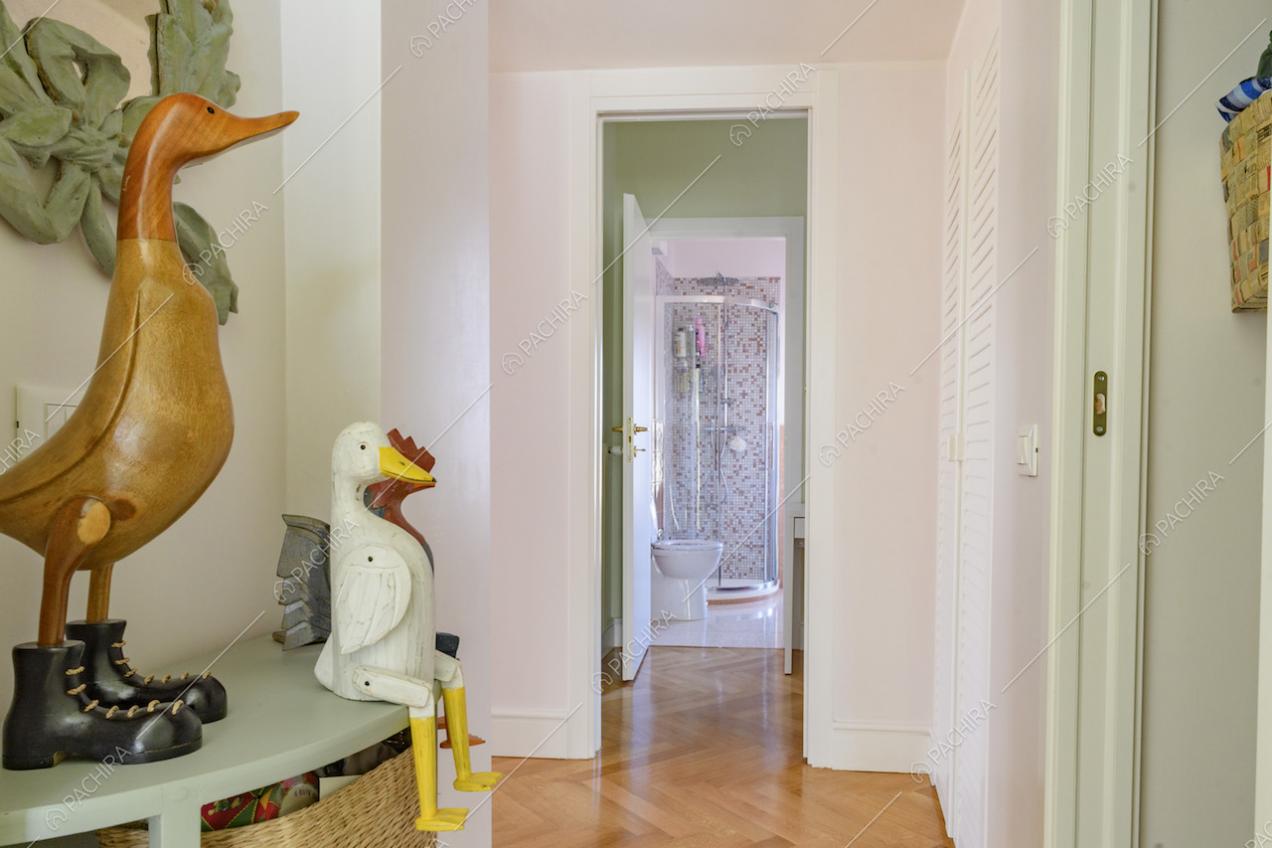 Vista dal corridoio sul bagno privato della camera da letto matrimoniale