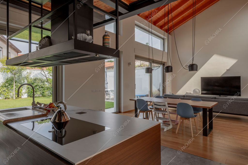 Cucina a isola della villa Eiger, location in stile moderno a Monza