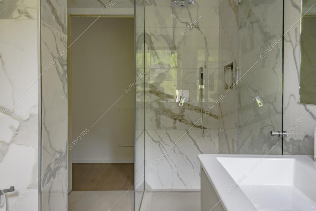 Pareti in marmo all'interno del bagno e doccia