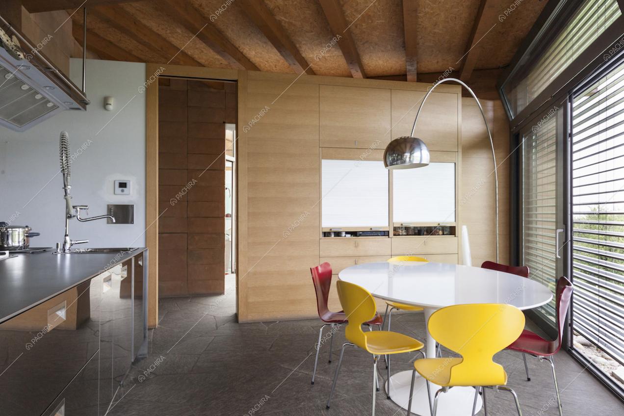 Zona pranzo nella cucina con armadio a muro in legno