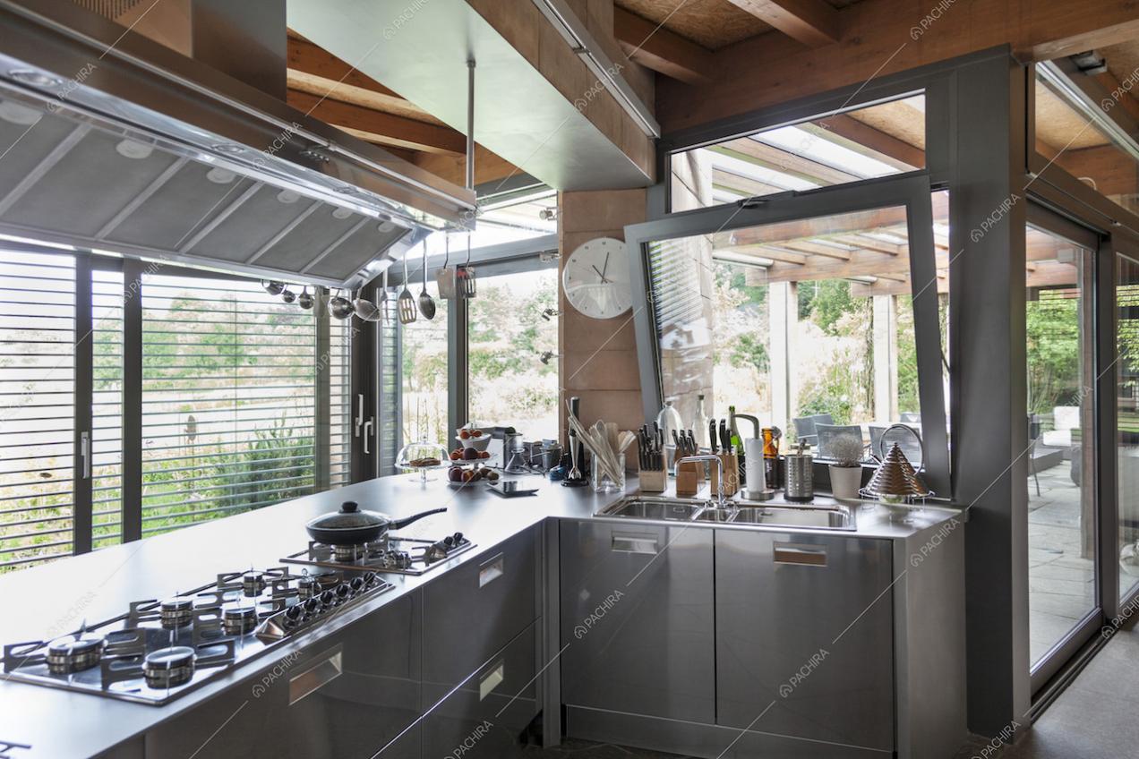 Cucina a muro in acciaio con fornelli a gas