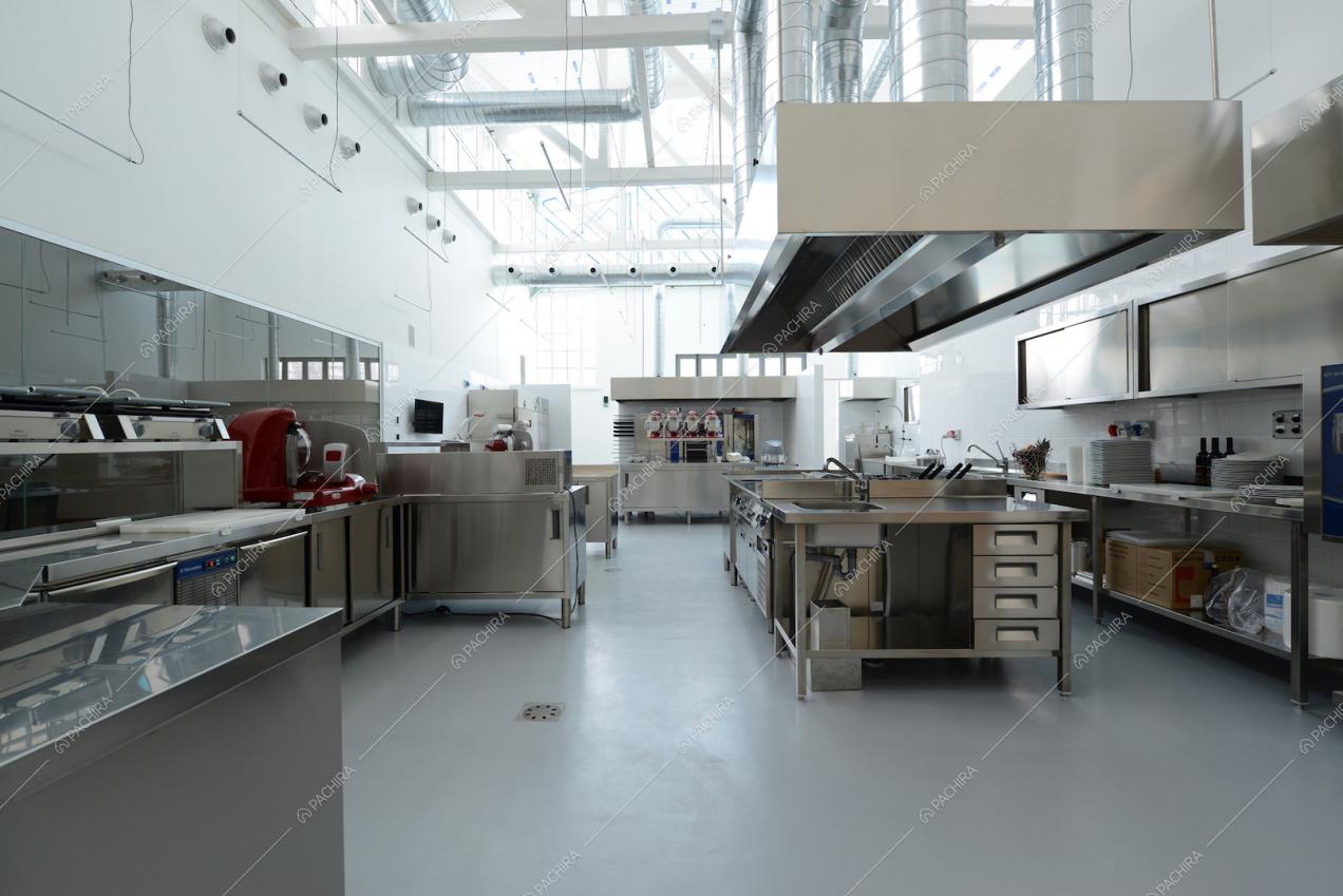 Cucina professionale in acciaio con isola