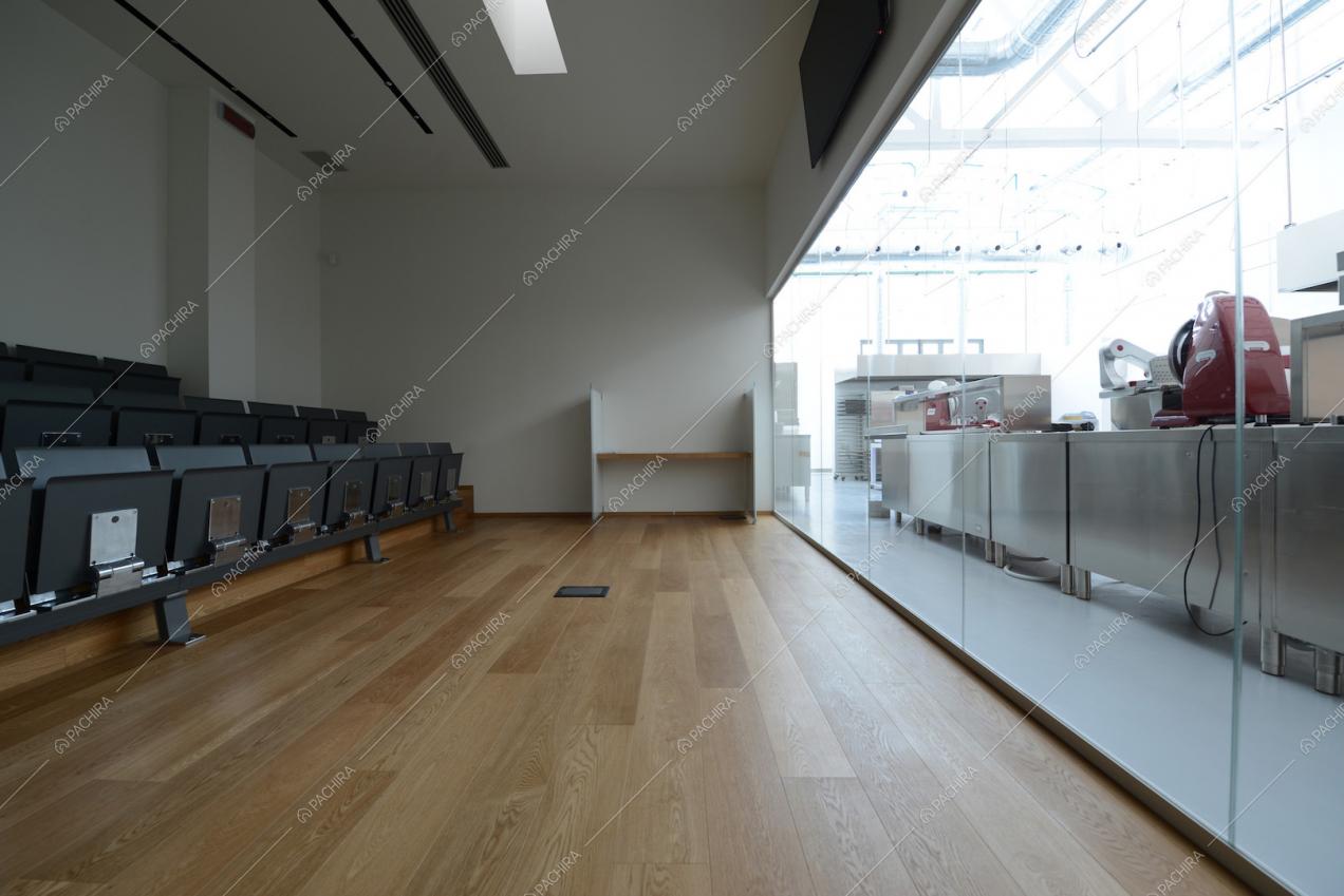 Spalti con sedie da cinema nere che guardano la cucina