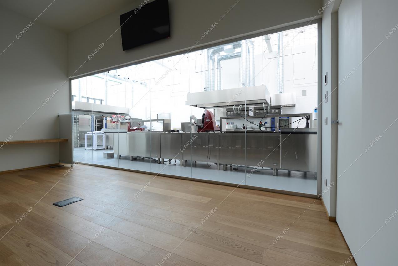 Vetrata e cucina professionale