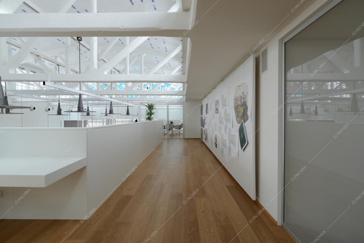 Corridoio al livello superiore con pavimento in parquet